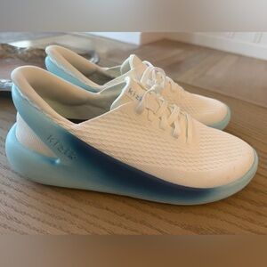 Kizik Men's White and Blue Sneakers